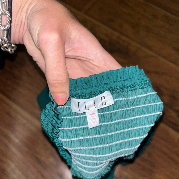 Green flowy shorts 💚 - Picture 3 of 3